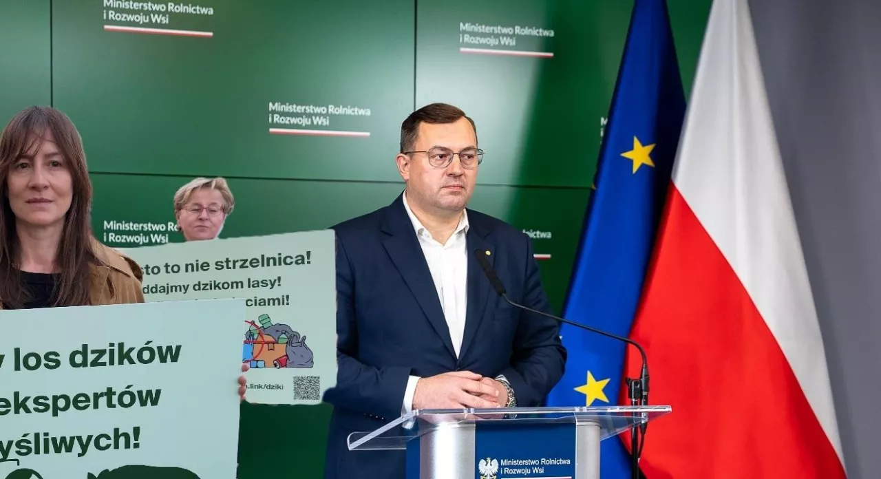 Minister rolnictwa przypomniał, że walka z ASF trwa w Polsce od 2014 roku, a jednym z kluczowych narzędzi pozostaje bioasekuracja oraz kontrola populacji dzików 