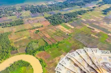 ziemia i pola z lotu ptaka, po prawej u dołu banknoty polskie