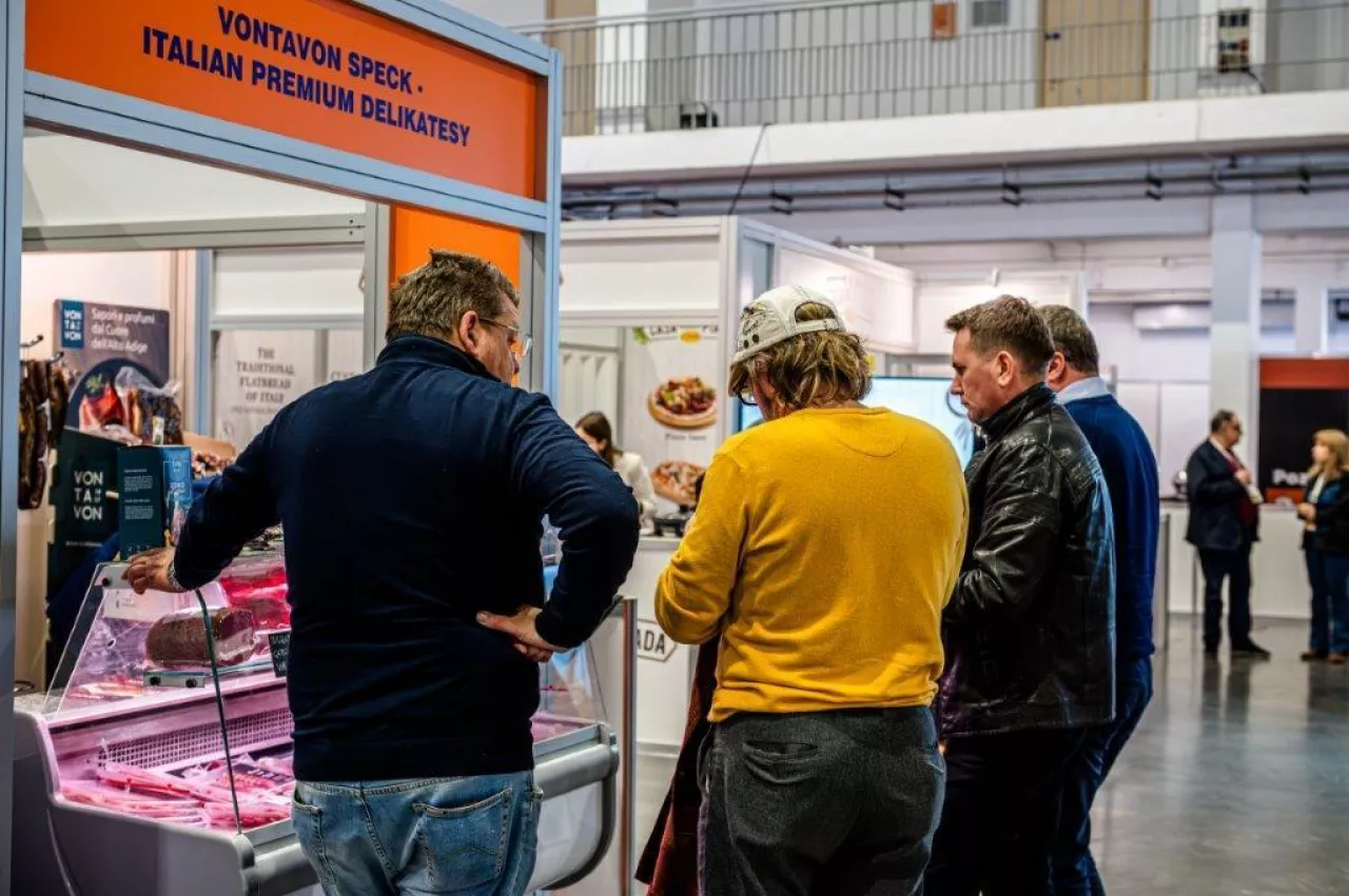 Targi marek własnych MARCA Poland 2025. Odwiedzający targów stoją przy jednym ze stoisk z wędlinami.