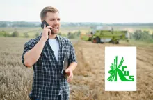 rolnik na polu rozmawia przez telefon, na dole po prawej logo KRUS