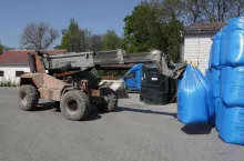 Nawozy składowane na placu