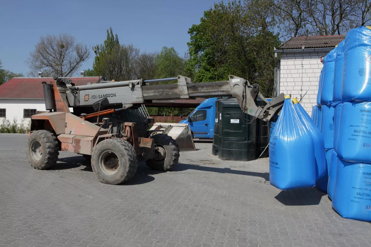 Nawozy składowane na placu