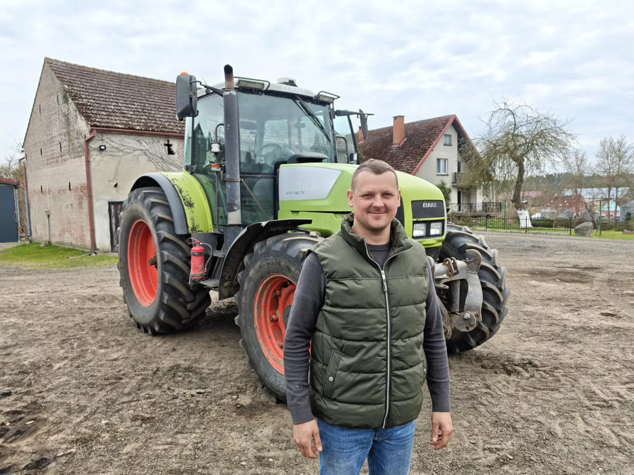 Seweryn Nowak

gospodarstwo: 120 ha,
gleby klasy IV–VI

produkcja roślinna: żyto
(40 ha), pszenżyto (20 ha), jęczmień jary (20 ha), łubin (20 ha),
groch (20 ha); usługi rolnicze:
uprawa, siew, orka, zbiór zbóż