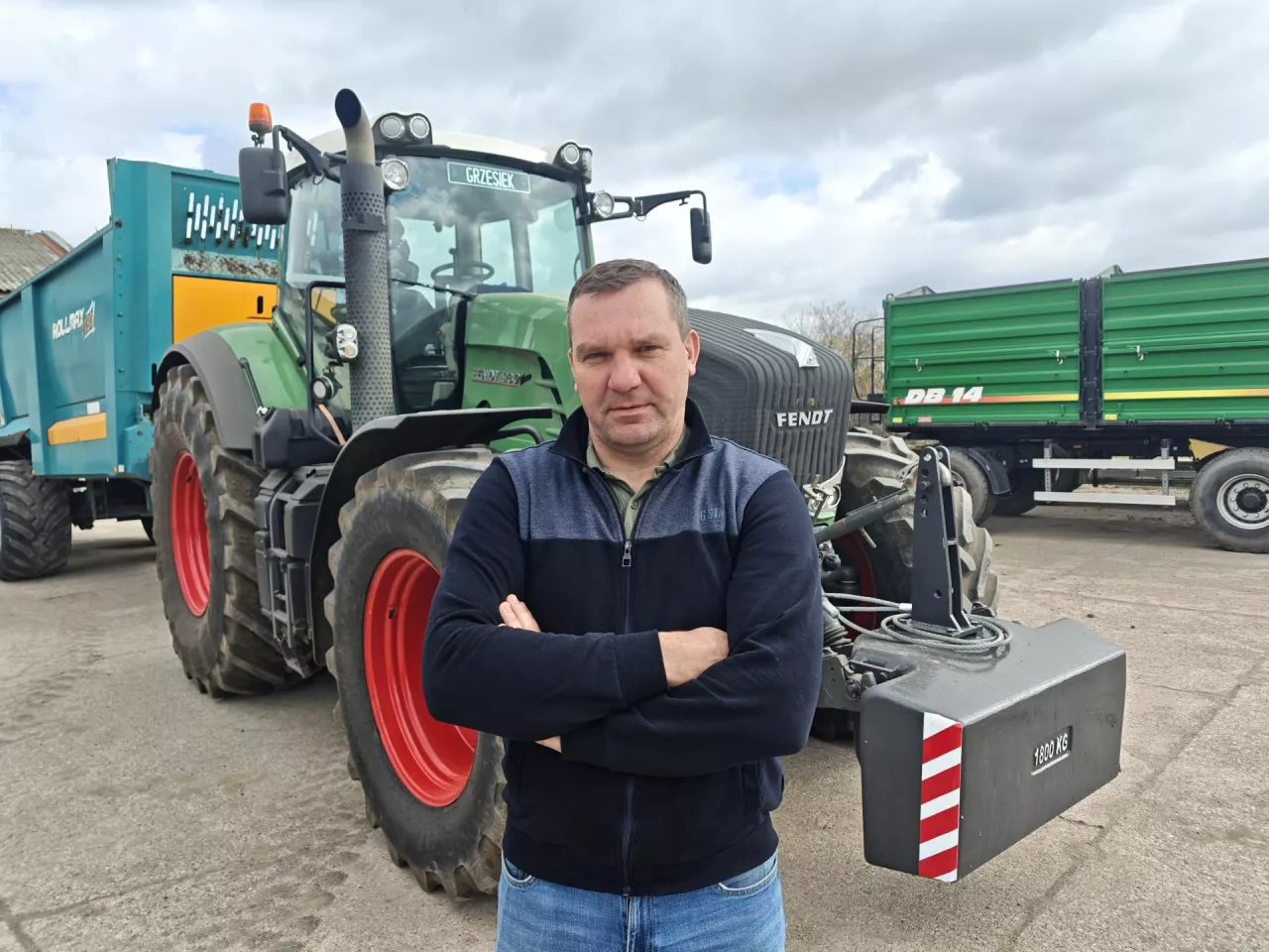 Jarosław Ratajak

gospodarstwo: 200 ha, gleby klasy III–IV

produkcja roślinna: jęczmień ozimy (8 t/ha), kukurydza ziarnowa (11 t/ha), burak cukrowy (84 t/ha), kukurydza na kiszonkę

produkcja zwierzęca: bydło opasowe 120 szt., trzoda chlewna 2000 szt.