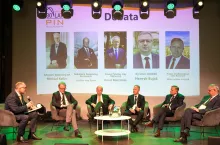 W debacie Moderowanej przez Karola Bujoczka – Dyrektora Wydawniczego AgroHorti Media (od lewej)  uczestniczyli: Michael Keller - Sekretarz Generalny ISF, Garlich von Essen - Sekretarz Generalny Euroseed, Karol Marciniak – prezes PIN, Mieczysław Łuczak – Prezes Wielkopolskiej Izby Rolniczej i Henryk Bujak – Dyrektor COBORU