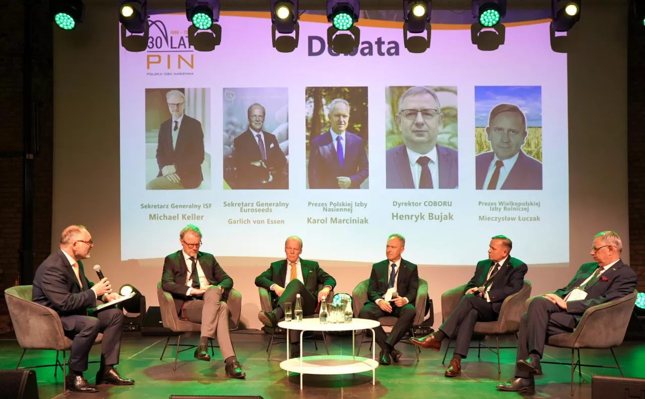 W debacie Moderowanej przez Karola Bujoczka – Dyrektora Wydawniczego AgroHorti Media (od lewej)  uczestniczyli: Michael Keller - Sekretarz Generalny ISF, Garlich von Essen - Sekretarz Generalny Euroseed, Karol Marciniak – prezes PIN, Mieczysław Łuczak – Prezes Wielkopolskiej Izby Rolniczej i Henryk Bujak – Dyrektor COBORU
