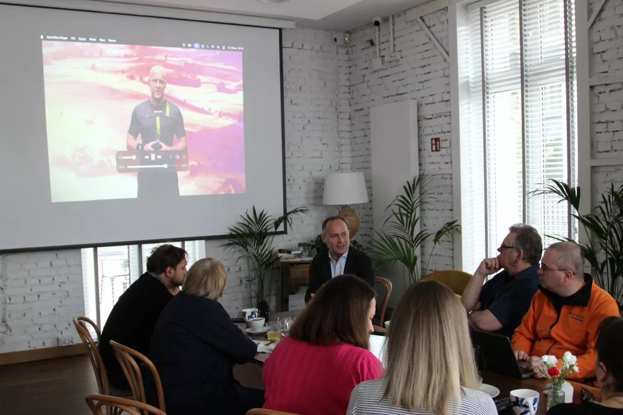 Szymon Marciniak, najsłynniejszy polski sędzia piłkarski zdecydował się być twarzą kampanii. Spot promujący kampanię pokazano w trakcie spotkania z mediami