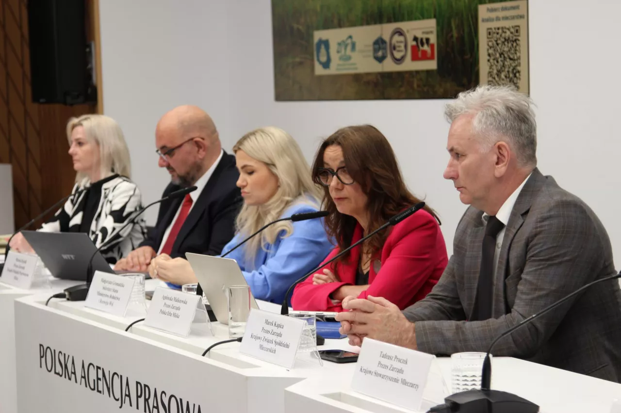 5 maja w Warszawie odbyła się konfernecja prasowa zatytułowana ”Prezentacja kierunków rozwoju polskiego mleczarstwa do 2035 r.”