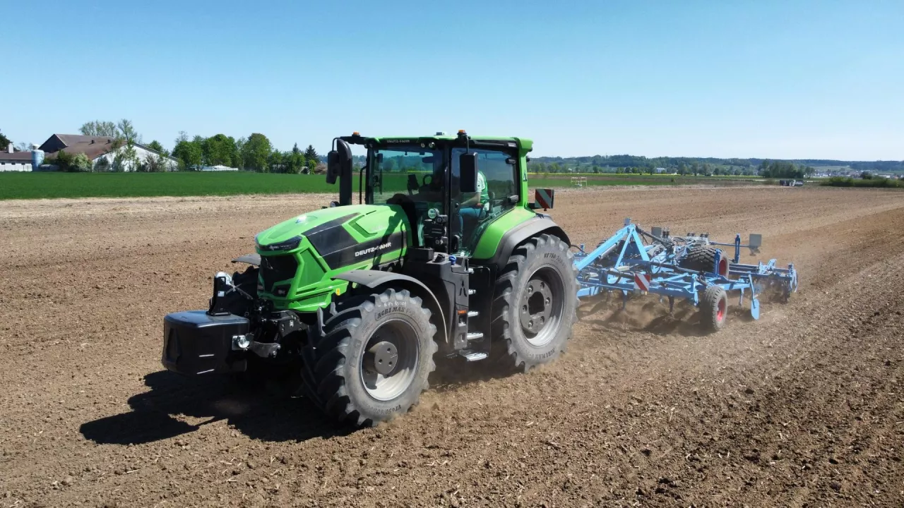 Test ciągnika Deutz-Fahr 8 na polu podczas Deutz-Fahr Power Days pod Lauingen 