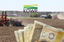 W latach 2027 i 2028 do Funduszu Rekompensacyjnego miałoby trafiać: 9% wpływów ze sprzedaży gruntów Zasobu, 9% wpływów z odpłatnego korzystania z mienia Zasobu, jednak nie mniej niż 100 mln zł rocznie.