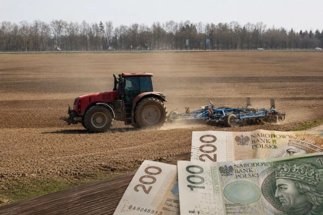 Ciągnik z agregatem uprawowym podczas pracy w polu