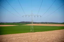 Słupy energetyczne na polu