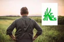 rolnik stojący plecami, patrzy na pole, po prawej u górze logo KRUS