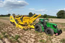 Kombajn do ziemniaków Ropa Keiler 2 RK22 podczas zbioru. Automatyczne sterowanie osią skrętną ma ograniczać ścinanie zakrętów przez długi zestaw półzawieszany.