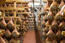 Dojrzewalnia szynki typu prosciutto w zakładzie produkcyjnym we Włoszech. Zdjęcie ilustracyjne do tematu ochrony europejskich oznaczeń geograficznych, produktów regionalnych i żywności premium w zmodernizowanej umowie handlowej UE–Meksyk.