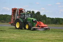 Kosiarka Kuhn GMD 15030 w pozycji transportowej,