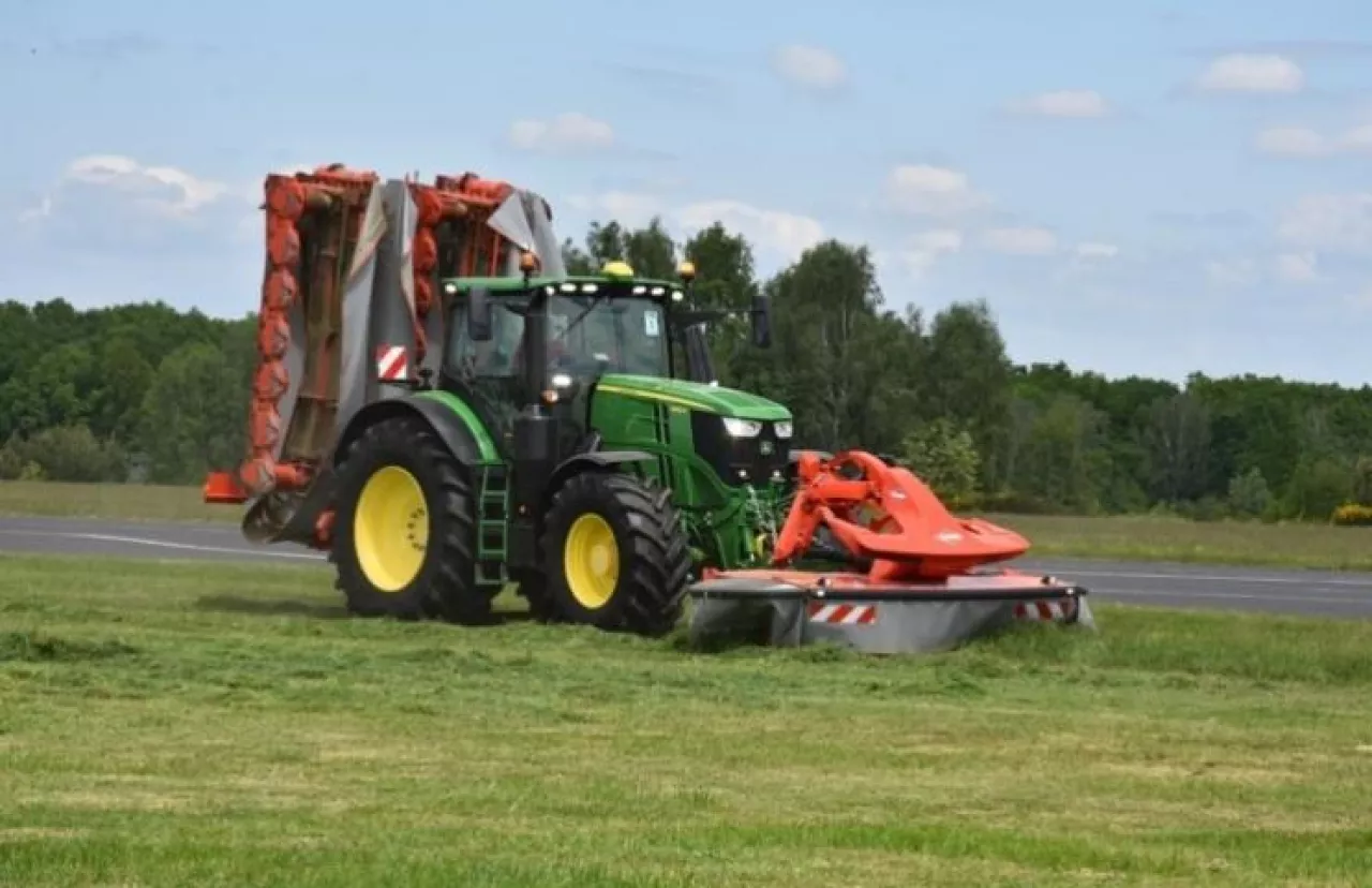 Kosiarka Kuhn GMD 15030 w pozycji transportowej,