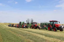 ciągniki na polu podczas pokazów maszyn zielonkowych na targach rolniczych Agro-Tech w Minikowie