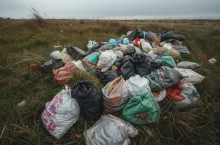 Śmieci na polu to nie tylko problem Anglii. W Polsce za ich usunięcie często płaci rolnik