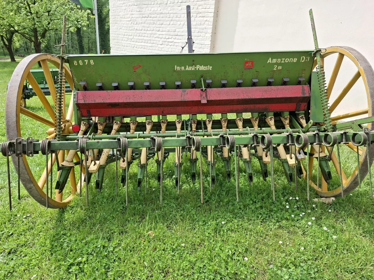 Patrząc na D3 trudno dostrzec coś rewolucyjnego. Skrzynia nasienna, redlice stopkowe, koło napędowe i mechaniczny układ wysiewający. Jednak diabeł tkwił w szczegółach