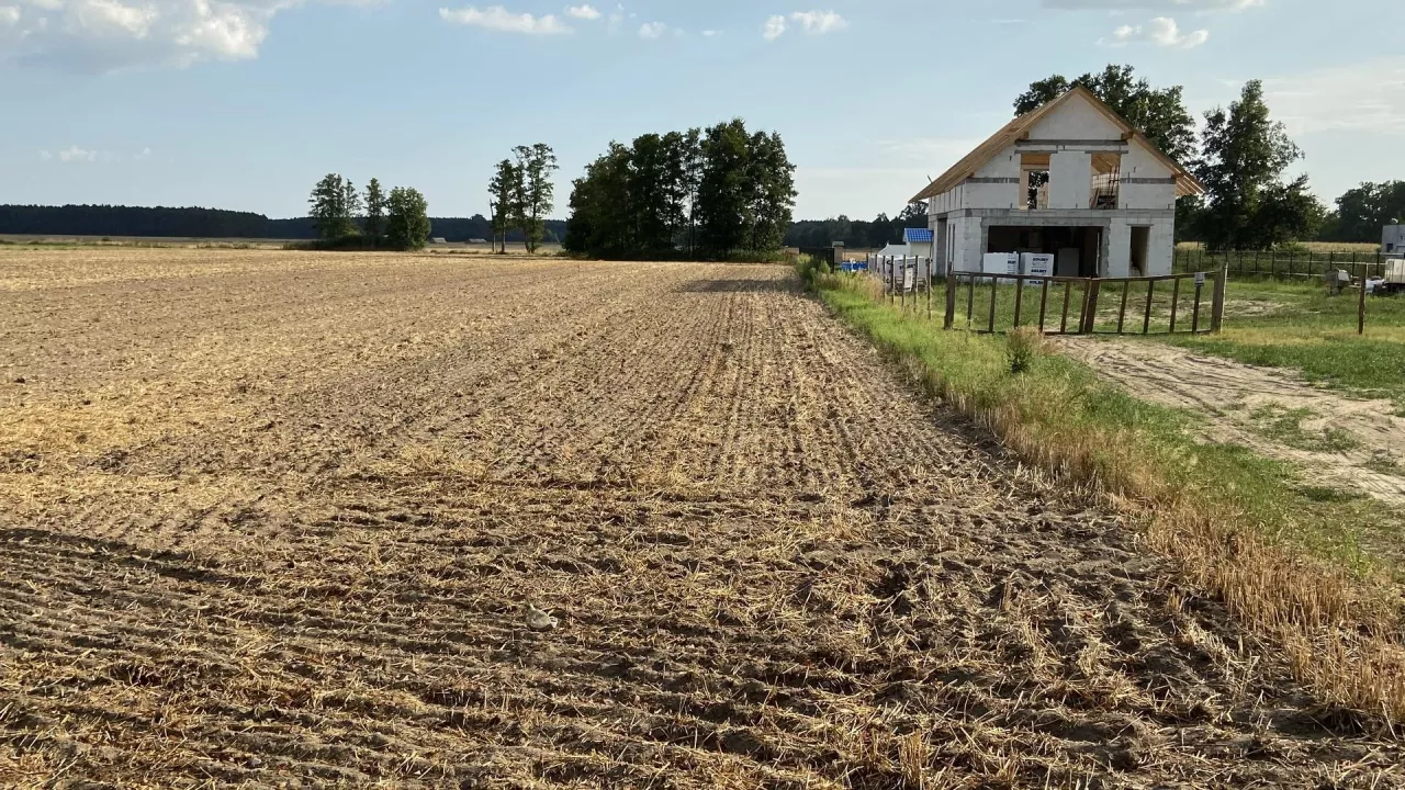 Sprzedaż działek z gospodarstwa a VAT. Czy rolnik ryczałtowy skorzysta ze zwolnienia?
