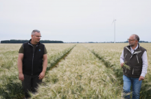 Przemysław Majchrzak, kierownik 1300-hektarowego gospodarstwa De Heus w Grabowie Królewskim, oraz Karol Bujoczek, Przewodniczący Rady Redaktorów AHM, na polu jęczmienia ozimego.