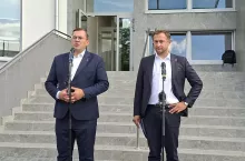 Minister rolnictwa Stefan Krajewski oraz komisarz UE ds. rolnictwa Christophe Hansen podczas briefingu prasowego w Wysokiem Mazowieckiem