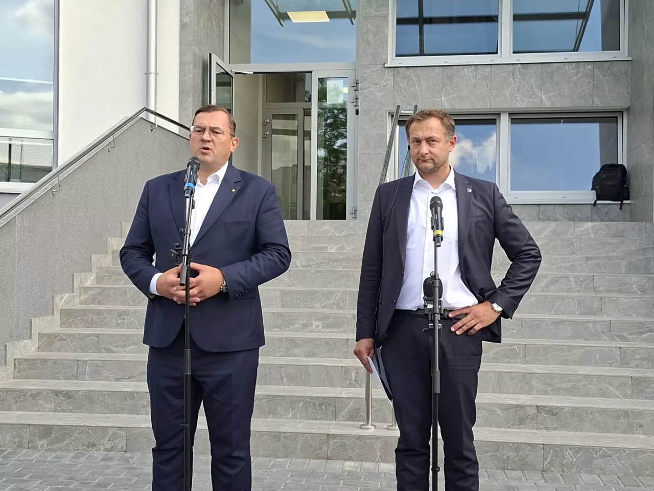 Minister rolnictwa Stefan Krajewski oraz komisarz UE ds. rolnictwa Christophe Hansen podczas briefingu prasowego w Wysokiem Mazowieckiem