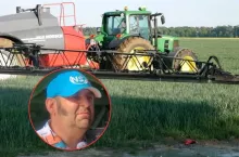 pole, maszyna rolnicza, w kółeczku na dole twarz rolnika Szymczaka