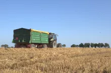 Dwie przyczepy za ciągnikiem? Nie każdy rolnik może tak jechać