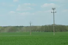 Słupy energetyczne na gruncie rolnika. Jak ubiegać się o odszkodowanie?