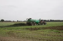 rozlewanie pofermentu na polu
