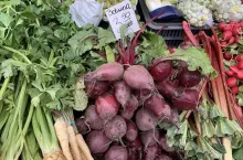 Różnorodne warzywa lokalnej produkcji na targowisku