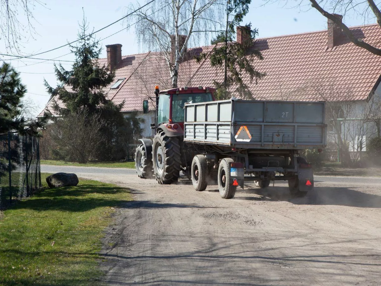 Ciągnik po alkoholu. Droga polna nie daje taryfy ulgowej