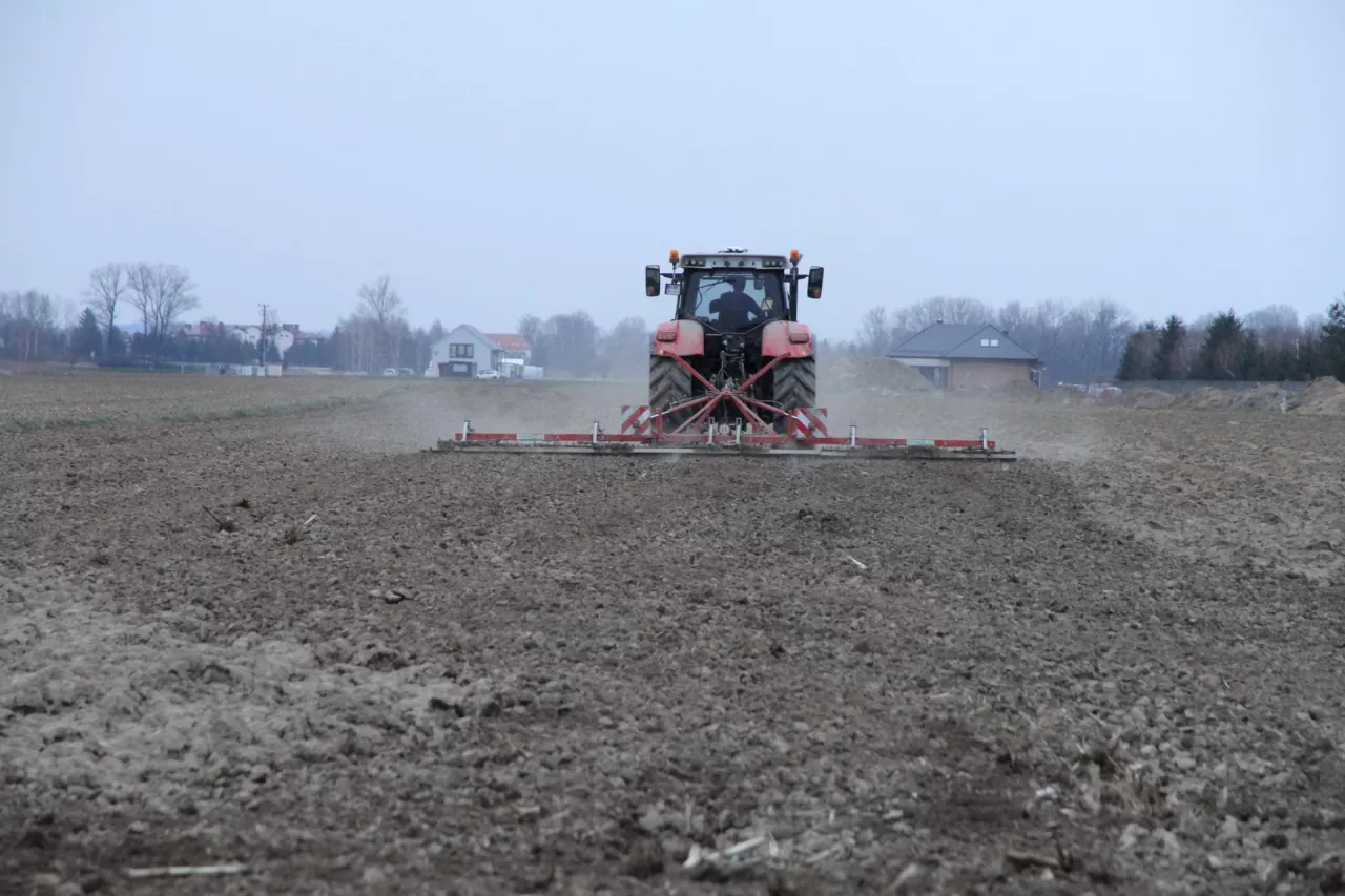 Krok wstecz dla dzierżaw? Projekt ustawy o dzierżawie rolniczej może utrwalić „ciche dzierżawy”.