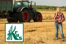 kobieta na polu, w oddali traktor, po lewej u dołu logo KRUS