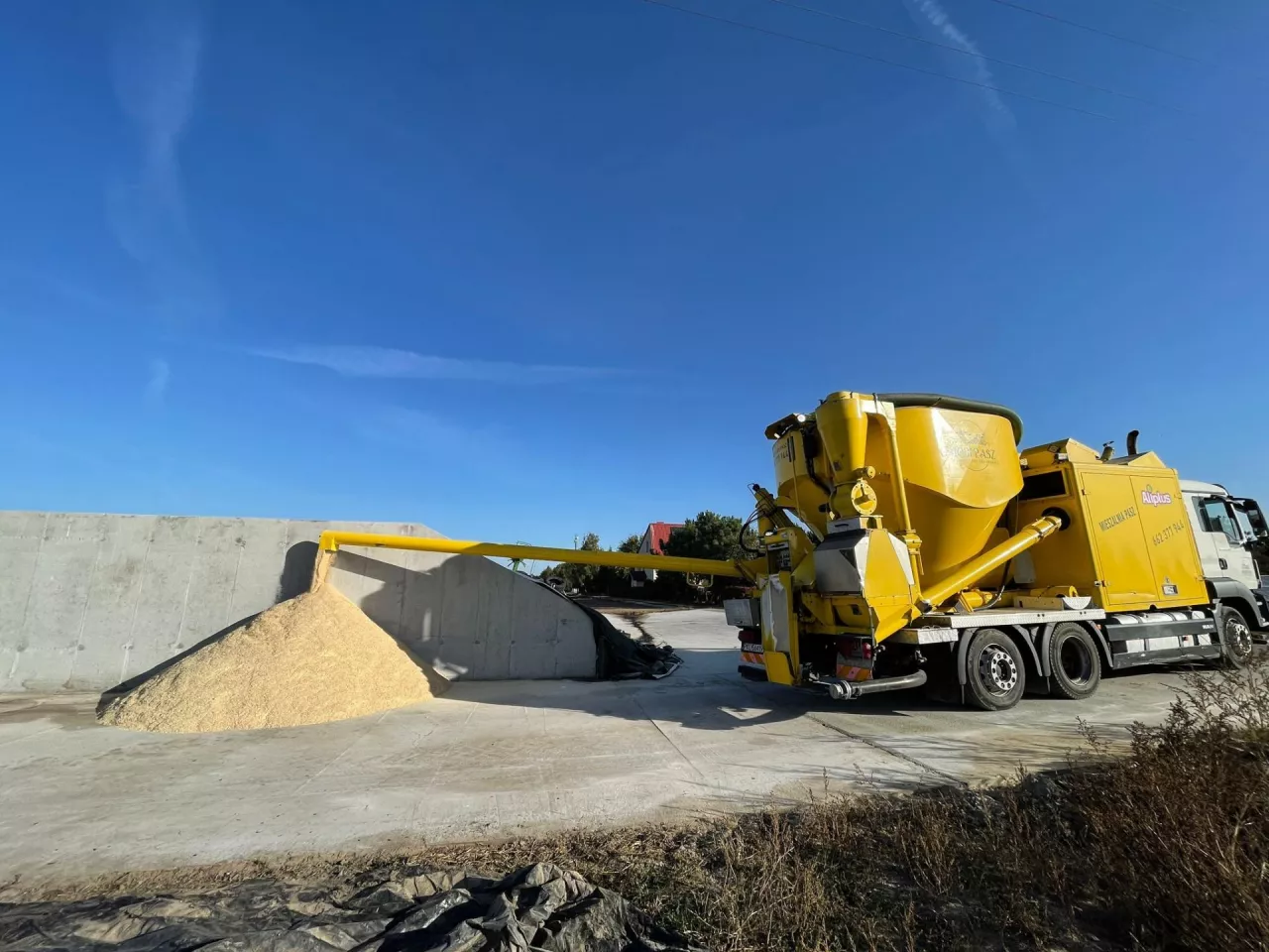 943853