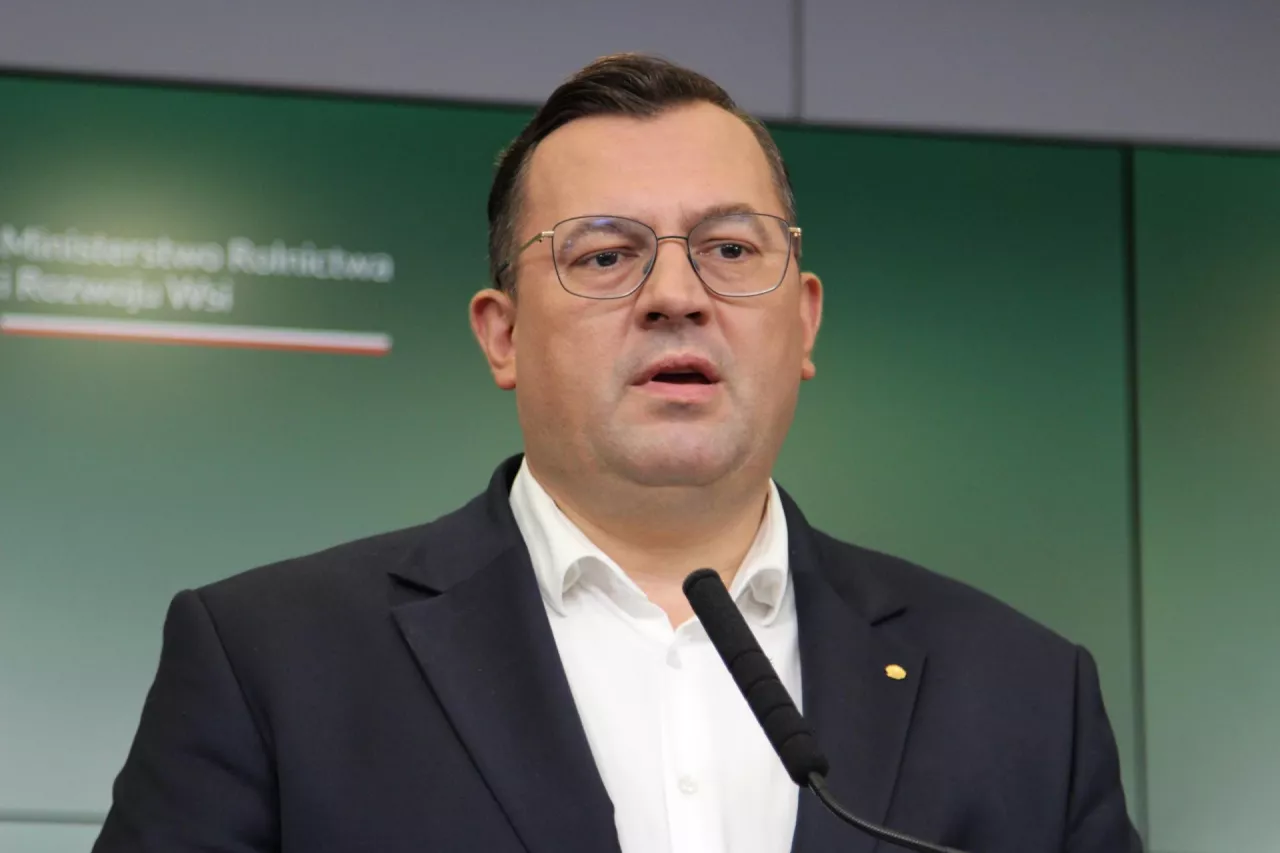 Zaliczki dopłat znacznie wcześniej! Minister zapowiada zmiany i mówi o pomocy po gradobiciach
