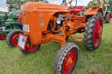 Pomarańczowy ciągnik rolniczy Porsche