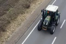 Ciągnik na drodze. Rolnik musi ułatwić wyprzedzanie, ale jest jeden warunek