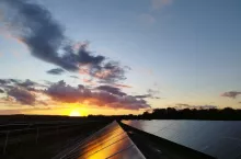 Farma fotowoltaiczna o zachodzie słońca