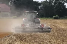 945560