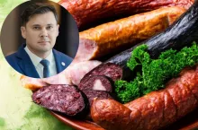 Tomasz Parzybut, prezes Stowarzyszenia Rzeźników i Wędliniarzy RP, na tle polskich wędlin. Zdjęcie ilustracyjne do materiału o objęciu kiełbasy pradziada z Dukli unijnym Chronionym Oznaczeniem Geograficznym.