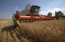 VAT-R przed zakupem maszyn. Kiedy rolnik ryczałtowy powinien przejść na VAT?