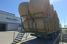 Każdy transport, który wjeżdża do zakładu, jest ważony. Słoma przechodzi również kontrolę wilgotności. Przyjmowany jest surowiec o wilgotności do ok. 15%. Jest to poziom uznawany za bezpieczny zarówno dla magazynowania, jak i dalszej produkcji.