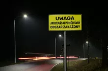 tablica informująca o obszarze zakażonym ASF