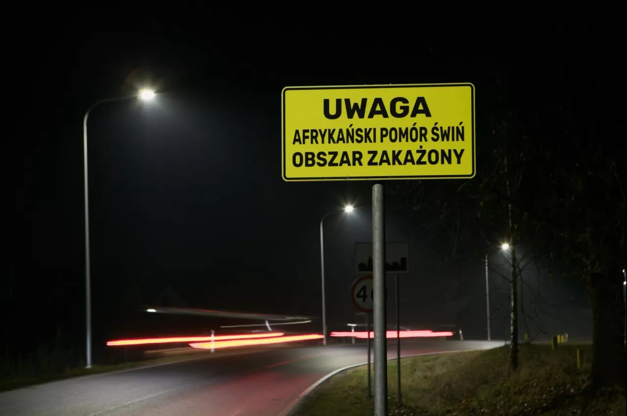 tablica informująca o obszarze zakażonym ASF