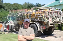 Arkadiusz Tomkowiak

kierownik Gospodarstwa Rolnego Stelmaszyk

gospodarstwo: powierzchnia 760 ha, gleby klasy: IV–VI

produkcja roślinna: pszenica (170 ha), pszenżyto (100 ha),
jęczmień ozimy (100 ha), kukurydza ziarnowa (160 ha),
groch (100 ha), żyto (130 ha)

produkcja zwierzęca: trzoda chlewna cykl zamknięty (900 macior) 
