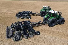 Dwa ciągniki z bronami talerzowymi Agro-Tom na ściernisku.