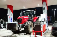 ciągnik Massey Ferguson na stacji paliw Orlen